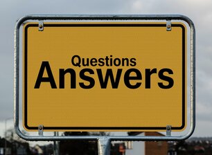 Ein gelbes Ortsschild zeigt in schwarzer Schrift die Worte „Questions“ und darunter groß „Answers“.