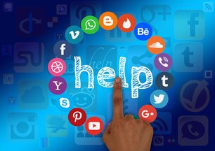 Ein Zeigefinger tippt auf das in Kreideschrift geschriebene Wort „help“, das von einem Kreis aus bunten Social-Media- und Kommunikations-Icons umgeben ist.