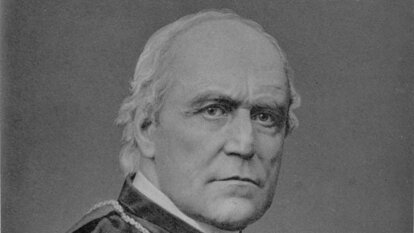 Ein historisches Porträt in Schwarz-Weiß zeigt Wilhelm Emmanuel von Ketteler in geistlicher Kleidung mit einem Brustkreuz.