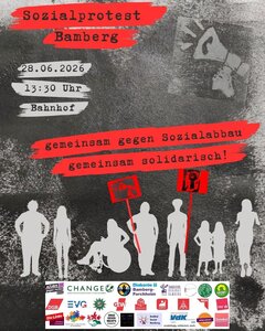 Plakat für einen Sozialprotest in Bamberg. Vor einem dunklen, rauen Hintergrund stehen stilisierte Silhouetten verschiedener Menschen, darunter eine Person im Rollstuhl, Familien, Einzelpersonen und ältere Menschen. Einige halten Protestschilder und Megafone. In kräftigen roten Akzenten werden Solidarität und Widerstand gegen Sozialabbau hervorgehoben. Am unteren Rand sind die Logos zahlreicher sozialer, gewerkschaftlicher, kirchlicher und zivilgesellschaftlicher Organisationen abgebildet. Die Gestaltung vermittelt Zusammenhalt, Vielfalt und gemeinsames gesellschaftliches Engagement.