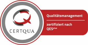 Das Logo der Zertifizierungsgesellschaft CERTQUA ist links in einem grauen Kreis abgebildet. Rechts daneben steht auf rotem Grund der Text: „Qualitätsmanagement zertifiziert nach QESplus“.