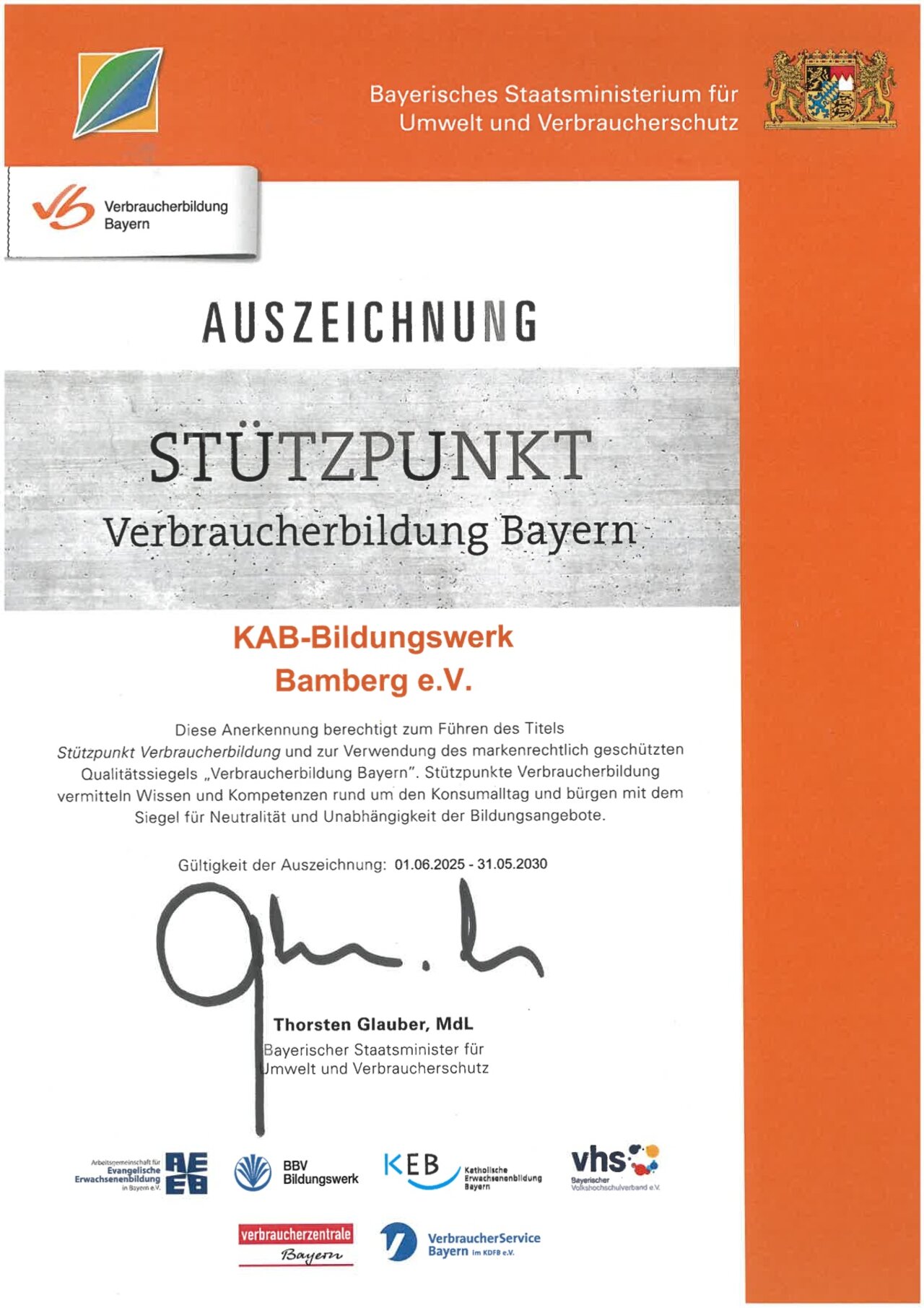 Urkunde des Bayerischen Staatsministeriums für Umwelt und Verbraucherschutz zur Auszeichnung des KAB-Bildungswerks Bamberg e. V. als „Stützpunkt Verbraucherbildung Bayern“. Die Anerkennung bestätigt die Berechtigung zur Führung des Qualitätssiegels „Verbraucherbildung Bayern“ für den Zeitraum vom 1. Juni 2025 bis 31. Mai 2030. Die Urkunde trägt die Unterschrift des Bayerischen Umwelt- und Verbraucherschutzministers Thorsten Glauber. Im unteren Bereich sind die Logos der beteiligten Bildungs- und Verbraucherorganisationen abgebildet.