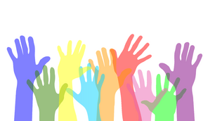Mehrere bunte, halbtransparente Hände in verschiedenen Farben wie Blau, Gelb, Grün, Orange, Rosa und Violett sind wie zum Melden oder Jubeln nach oben gestreckt.