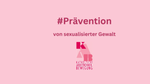 Auf hellrosa Hintergrund steht der dunkelrote Schriftzug „#Prävention von sexualisierter Gewalt“ über dem Logo der Katholischen Arbeitnehmer-Bewegung (KAB).
