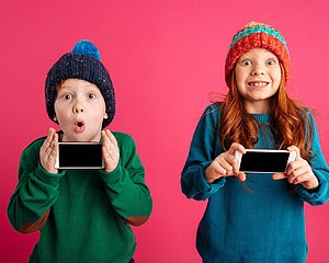 freepik.com zwei-kleine-kinder-die-ihre-smartphones-zeigen
