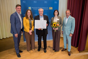 Urkundenübergabe an das KAB Bildungswerk Bamberg: Die Auszeichnung für 10 Jahre Stützpunkt Verbraucherbildung geht an das KAB Bildungswerk Bamberg; hier zusammen mit dem Minister für Umwelt- und Verbraucherschutz Bayern Thorsten Glauber (rechts im Bild) und dem 2. Bürgermeister der Stadt Bamberg Jonas Glüsenkamp (links im Bild).