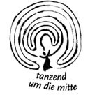 Eine handgezeichnete Grafik eines Labyrinths, in dessen Zentrum eine kleine Figur mit ausgebreiteten Armen steht. Darunter befindet sich der Schriftzug „tanzend um die mitte“.